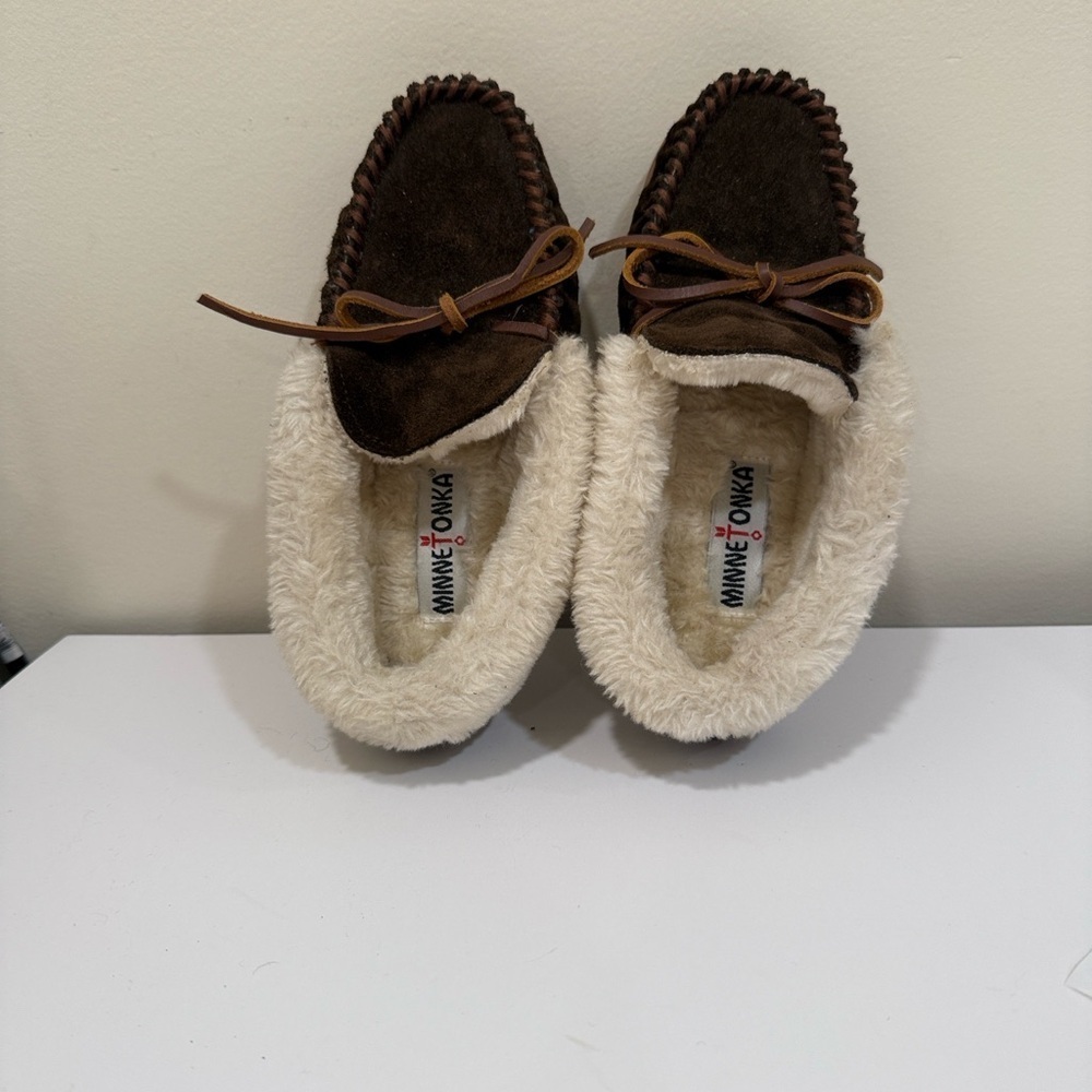 Minnetonka Dark Brown Moccasins with Cream Sheepskin Lining (sz 6)